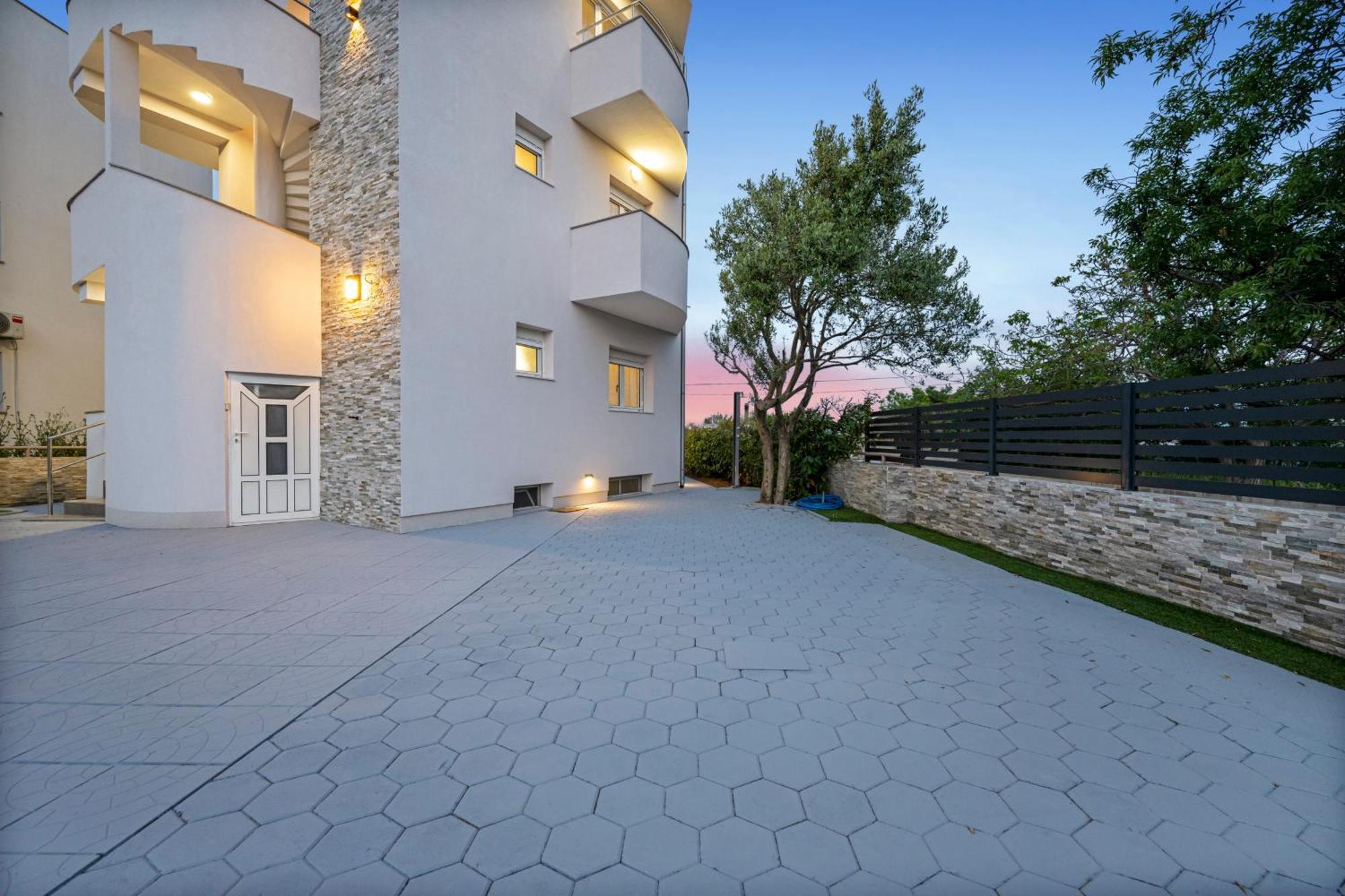 Aquarius Apartments - Beachside With Heated Pool Vodice Exterior photo