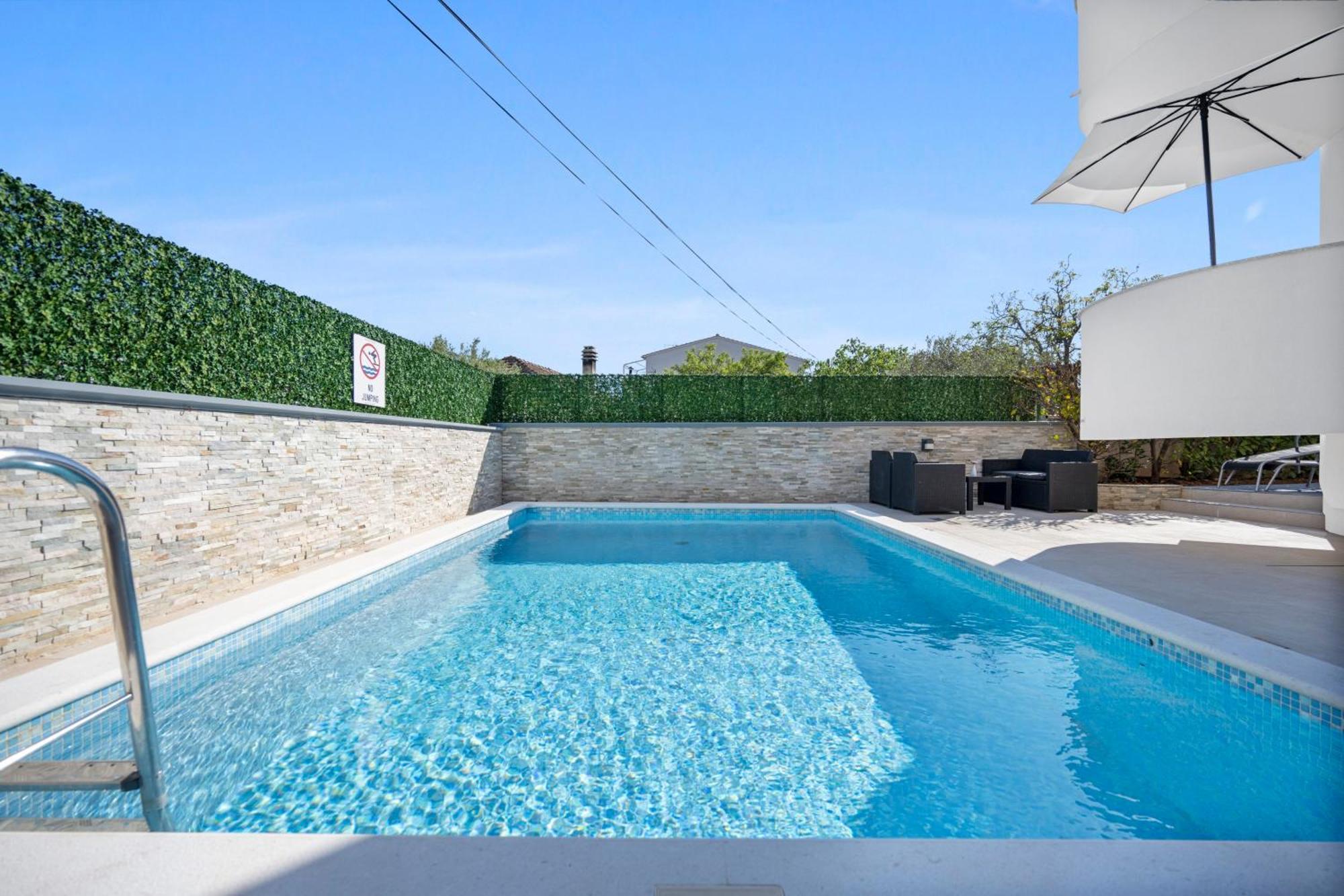 Aquarius Apartments - Beachside With Heated Pool Vodice Exterior photo