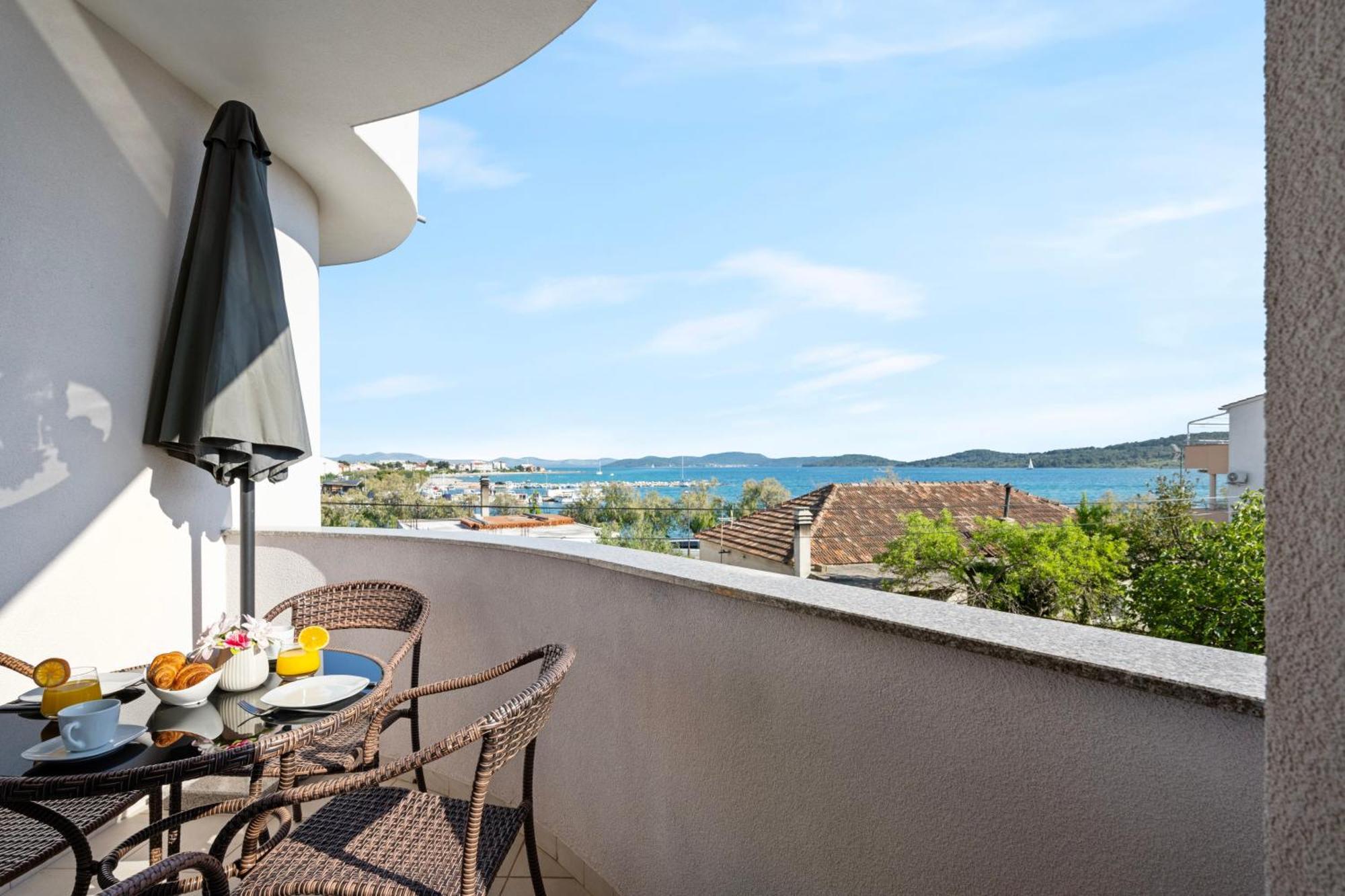 Aquarius Apartments - Beachside With Heated Pool Vodice Exterior photo