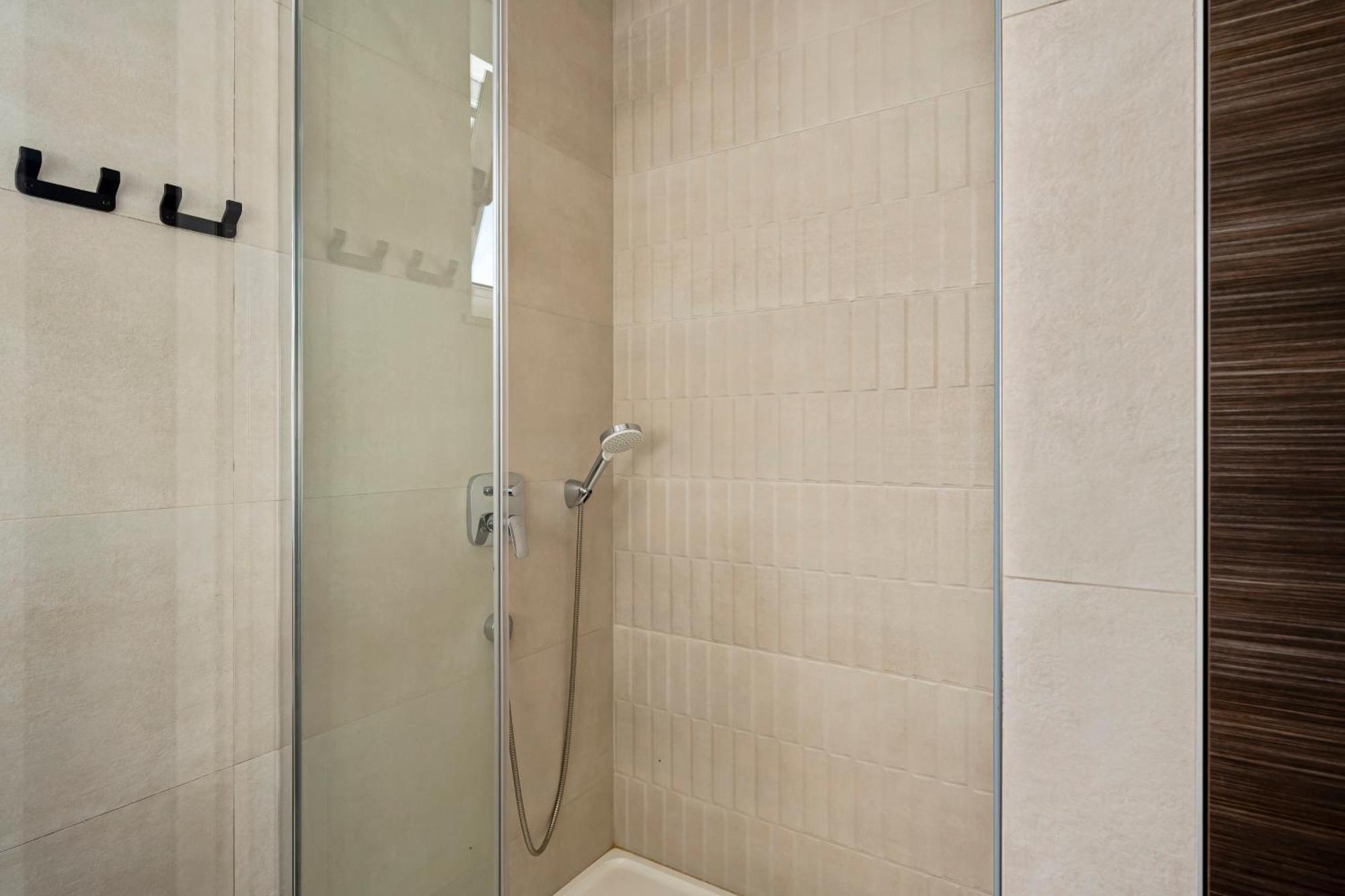 Aquarius Apartments - Beachside With Heated Pool Vodice Room photo