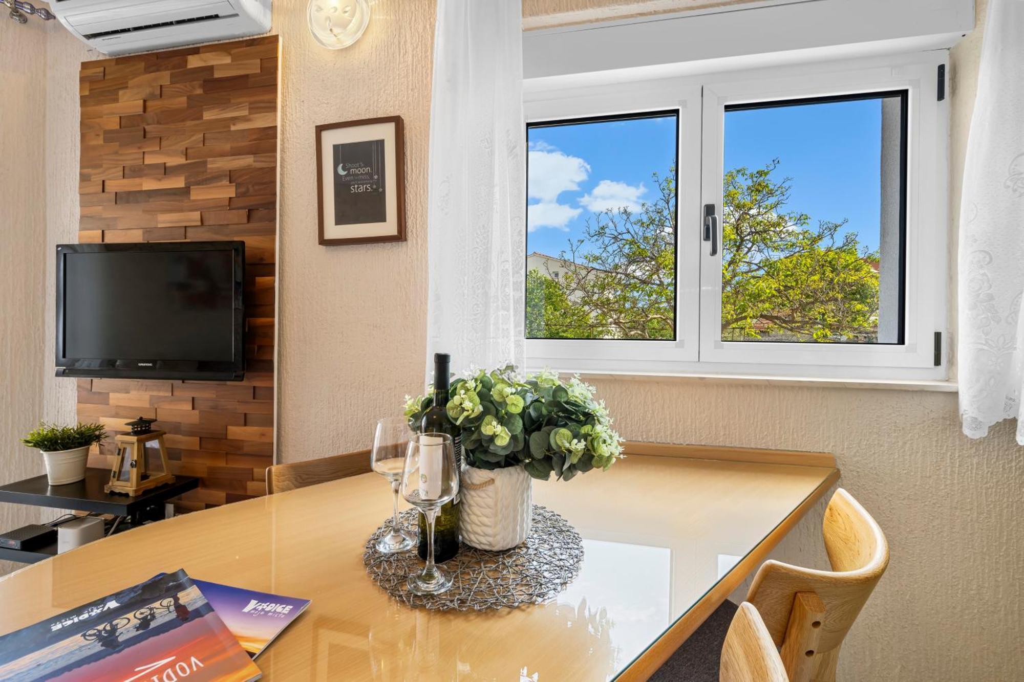 Aquarius Apartments - Beachside With Heated Pool Vodice Room photo