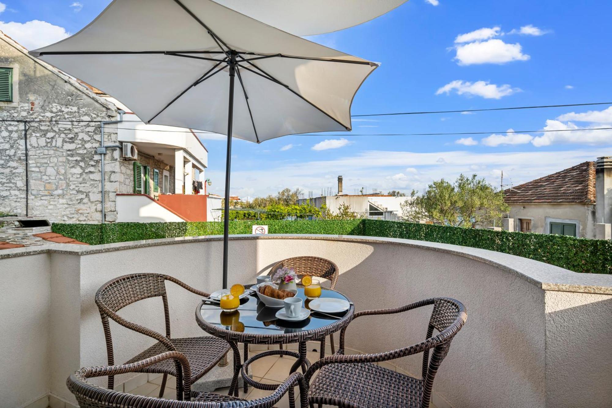 Aquarius Apartments - Beachside With Heated Pool Vodice Room photo