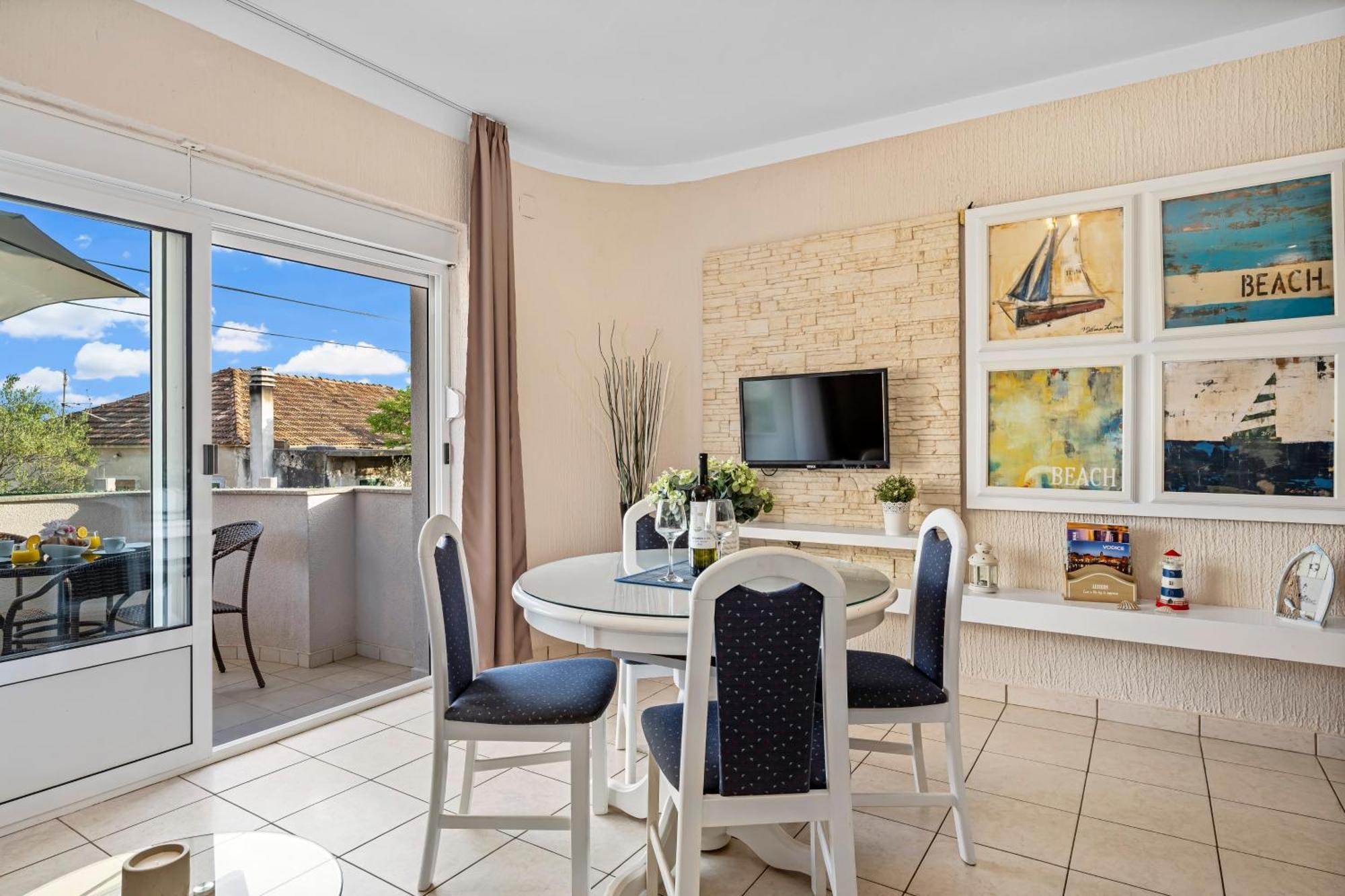 Aquarius Apartments - Beachside With Heated Pool Vodice Room photo
