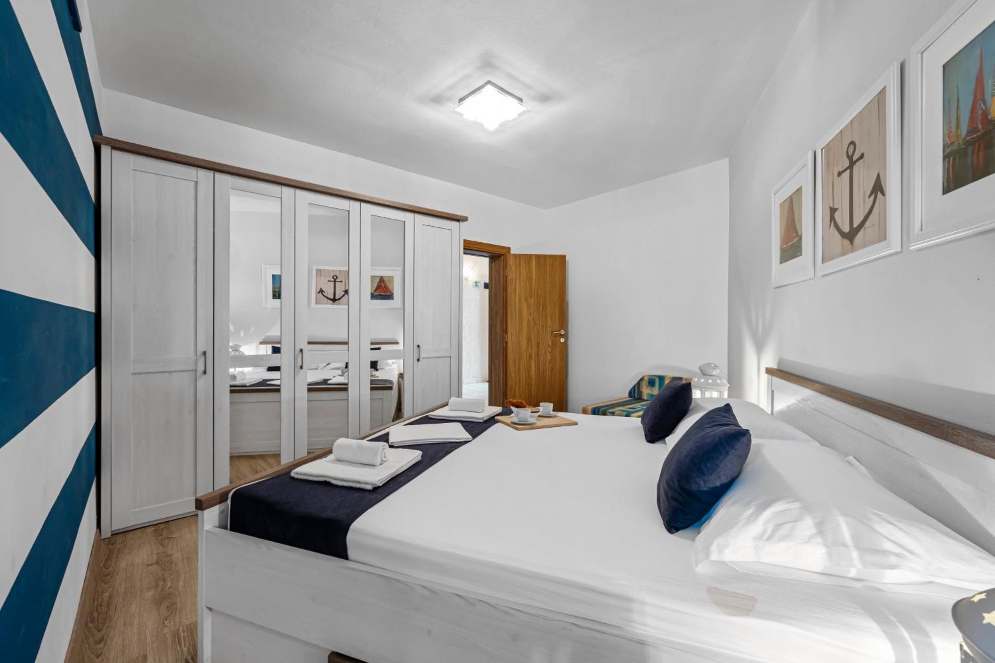 Aquarius Apartments - Beachside With Heated Pool Vodice Room photo