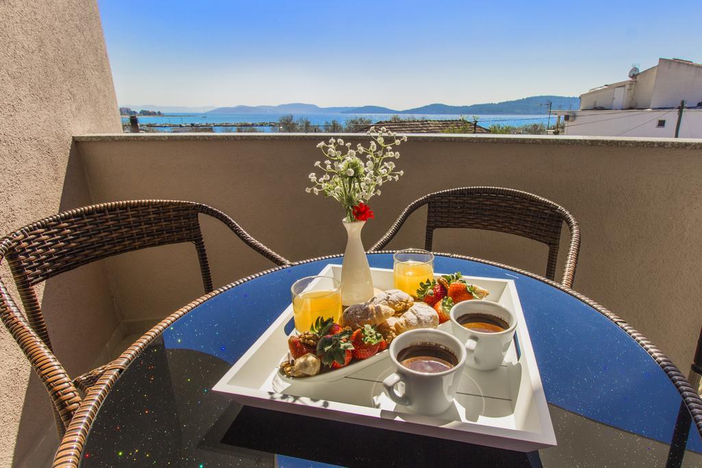 Aquarius Apartments - Beachside With Heated Pool Vodice Exterior photo